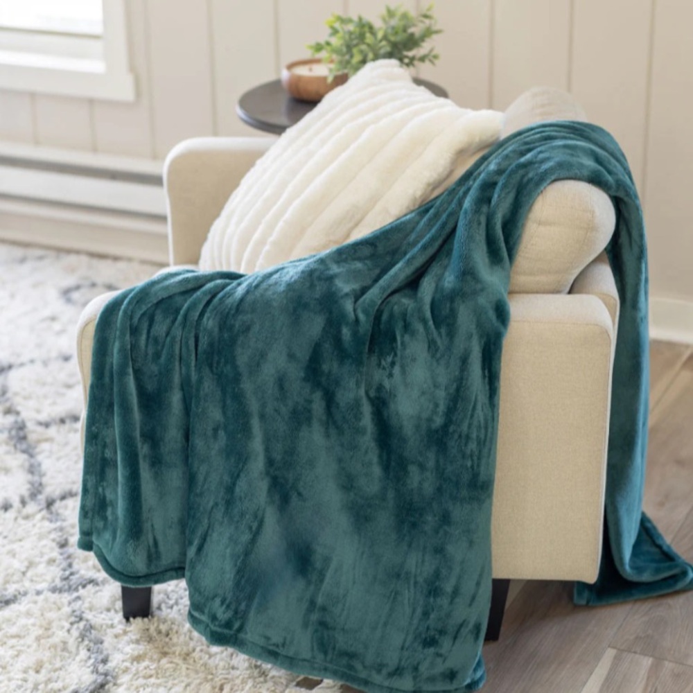 NIP Berkshire Velvetloft Extra Fluffy Faux Fur Throw Blanket - Picture 2 of 8